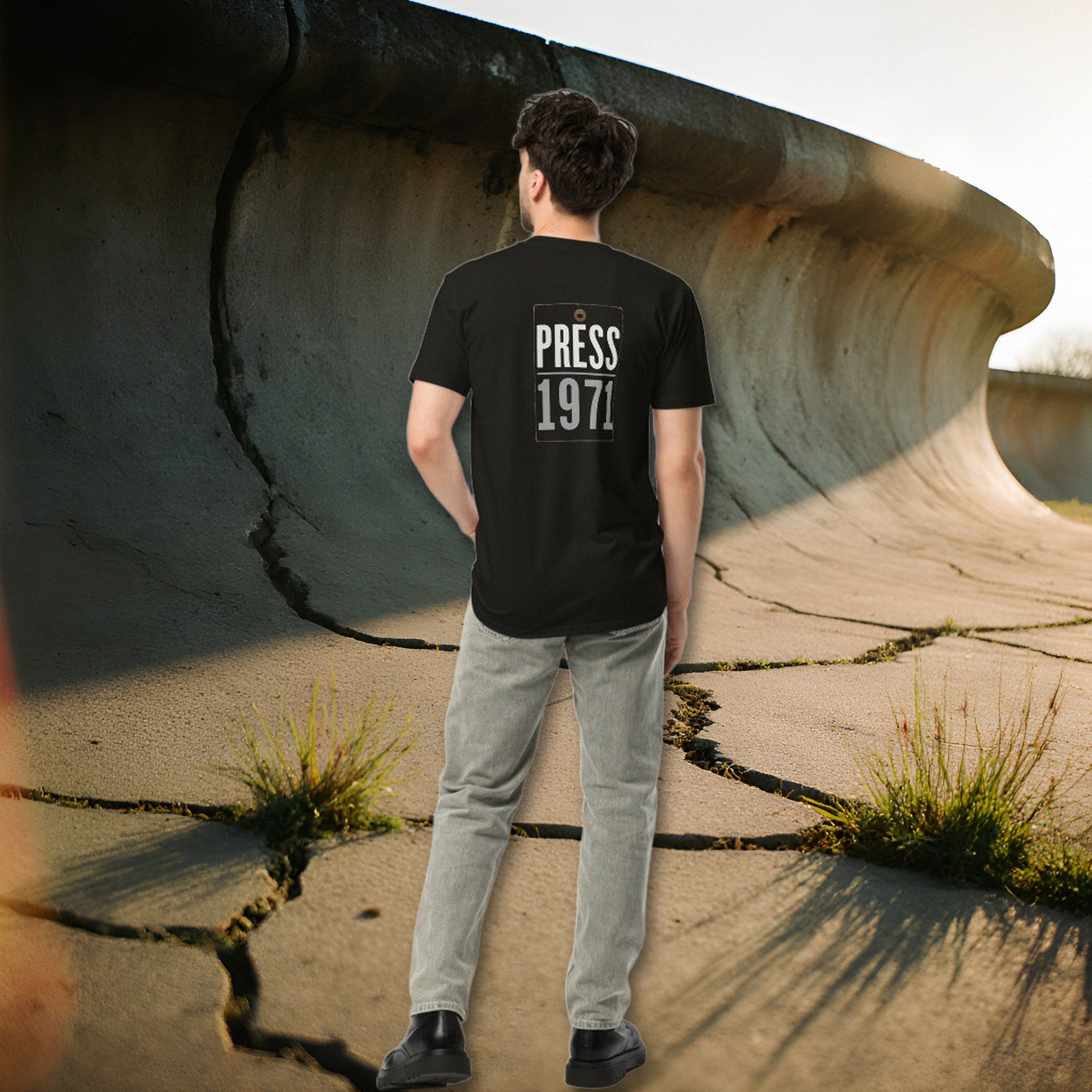 PRESS 1971 TEE scene banking